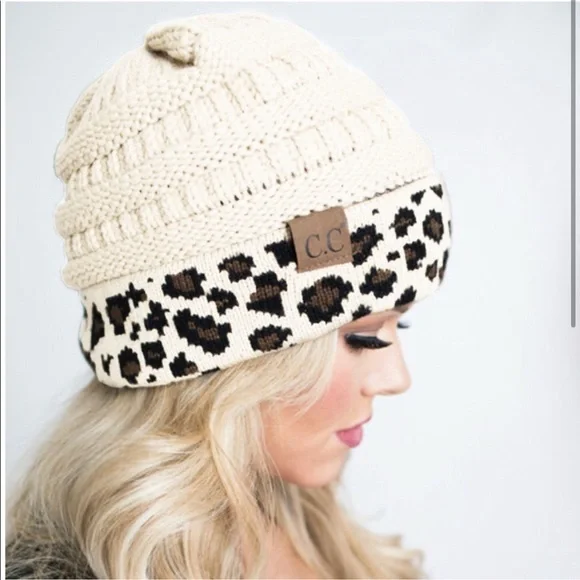 NWT Women’s Cuffed C.C. Beanie in Ivory Leopard - Picture 2 of 6
